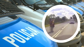 Nieodpowiedzialny rajd motocyklisty na DK25. Jechał na jednym kole i wyprzedzał sznur aut [ZOBACZ WIDEO]
