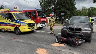 Zderzyli się z samochodem osobowym. Motorowerzysta i jego pasażerka w szpitalu
