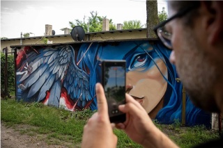 Toruńskie dzielnice pod anielskimi skrzydłami. Po festiwalu Łopot zostaną święte murale