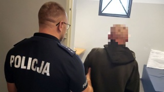 Zuchwała kradzież w Aleksandrowie Kujawskim. Senior stracił torbę, policja zatrzymała dwóch podejrzanych
