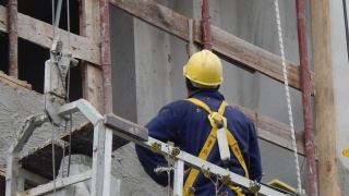 Wypadek na budowie w Pakości. Ranny 43-latek trafił do szpitala