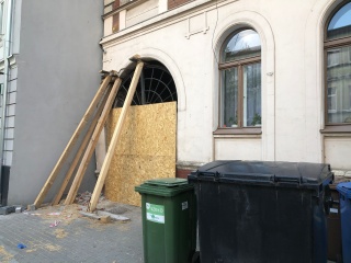 Część mieszkańców wraca do uszkodzonej kamienicy w Bydgoszczy