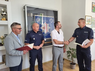 Kierowca autobusu zauważył nóż w ręku pasażera. Zamiast na przystanek pojechał na komendę