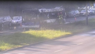 Pożar autobusu komunikacji miejskiej w bydgoskim Fordonie. Są utrudnienia