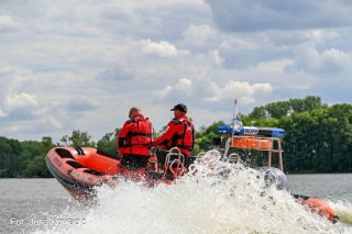 Ratowali kobietę w ciąży na plaży w Kruszwicy. Pod jej opieką było troje dzieci