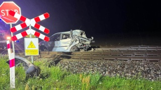 Są zarzuty dla kierowcy osobówki. Zderzył się z pociągiem i uciekł, porzucając ranną pasażerkę [AKTUALIZACJA] [zdjęcia i wideo]