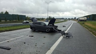 Samochód uderzył w bariery na autostradzie A1. Jedna osoba zabrana do szpitala