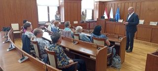 Lekcja samorządowa w Urzędzie Marszałkowskim w Toruniu. Seniorzy otrzymali czujki tlenku węgla