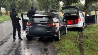 Policjanci rozbili dziuplę. Wpadli do garażu, gdy dwaj mężczyźni demontowali skradzione Audi