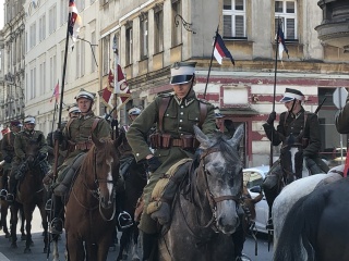 W kościele, pod pomnikiem i konną paradą. Tak świętował 16. Pułk Ułanów Wielkopolskich [zdjęcia]