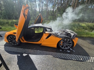 Sportowy McLaren Artura palił się pod Bydgoszczą [zdjęcia]