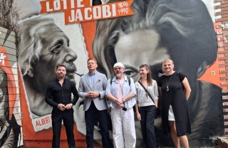 Ze Stanów Zjednoczonych do Torunia. Lotte Jacobi ma swój mural w Toruniu [zdjęcia]