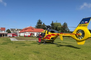 Półtoraroczne dziecko wypadło z okna na pierwszym piętrze. Wypadek pod Brodnicą [zdjęcia]