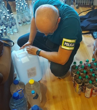 Nielegalne papierosy, tytoń i jakaś ciecz. Policja w mieszkaniu 61-letniego torunianina [zdjęcia]