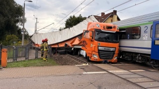 Kolejowy paraliż w regionie po zderzeniu pociągu z ciężarówką w Gdańsku [AKTUALIZACJAwideo zdjęcia]