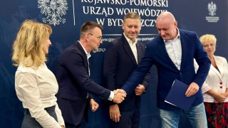 Seniorzy z regionu z rządowym wsparciem. W Bydgoszczy wręczono umowy [zdjęcia]