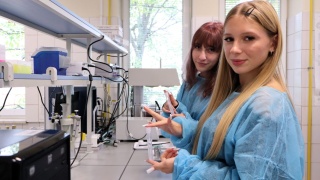 Lekcja chemii w uczelnianych laboratoriach. Collegium Medicum zaprosiło młodzież na warsztaty