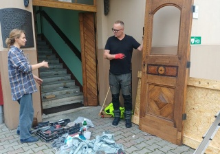 Zabytkowe drzwi Polskiego Radia PiK przeszły renowację. To się nazywa - wejście [zdjęcia]