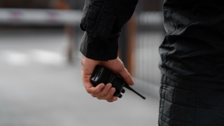 Niszczyła zaparkowane auta, rzucała się na maskę i krzyczała. 47-latka została zatrzymana