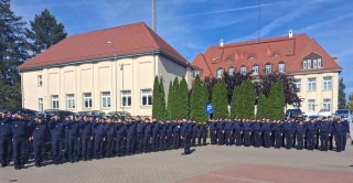 Syreny zawyły w całym kraju w czasie pogrzebu policjanta. Został postrzelony podczas służby [zdjęcia, wideo]
