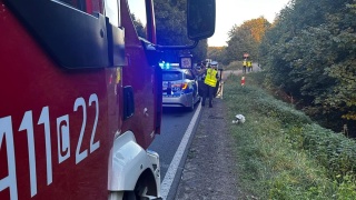 Wypadek na DK15 w Tamie Brodzkiej, dwie osoby ranne. Jeden z uczestników zdarzenia był poszukiwany
