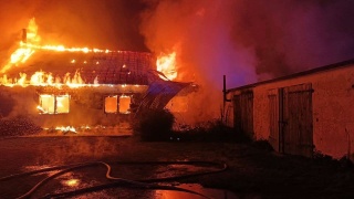 Spłonęła hala warsztatowa i kilka pojazdów. Po pożarze budynku w gminie Lniano