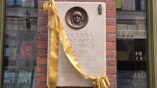 Upamiętnili twórczynię Muzeum Toruńskiego Piernika. Tablica pamiątkowa odsłonięta