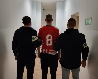 Akcja policji pod Nakłem. Trzech mężczyzn miało przy sobie narkotyki i broń [zdjęcia]
