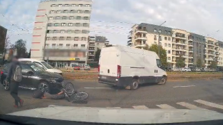 Bydgoszczanin wsiadł na rower po alkoholu. Stracił równowagę i prawie wpadł pod auto [wideo]