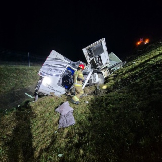 Ciężarówka w nasypie, kierowca w szpitalu. Nocny wypadek na autostradzie A1 [zdjęcia]