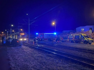 Zderzenie auta z tramwajem w bydgoskim Fordonie. Jedna osoba zabrana do szpitala [aktualizacja/zdjęcia]
