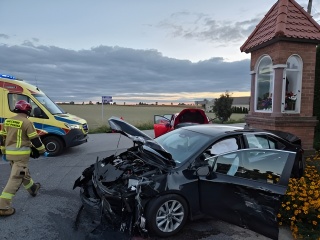 Poważny wypadek w powiecie chełmińskim. Dwie osoby są ranne po zderzeniu aut w Jeleńcu