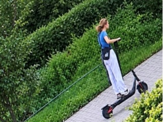 Znasz tę kobietę? Szuka jej policja. Kierując hulajnogą, doprowadziła do upadku seniorki