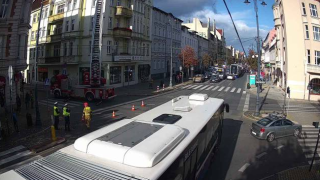 Wysoka drabina przy kamienicy. Policja i straż na skrzyżowaniu ul. Gdańskiej i Świętojańskiej