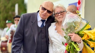 Pod Bydgoszczą seniorzy bawili się na weselu w stylu PRL. Była też ekipa audycji „W dobrą stronę” [zdjęcia]