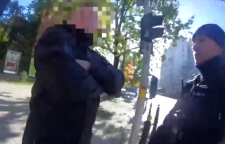Jest nagranie z zatrzymania w Warszawie. „Od początku stawiał opór, miał nóż