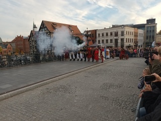 Na moście przez Brdę w centrum Bydgoszczy odegrano walkę sprzed dwustu lat [zdjęcia, wideo]