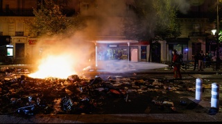 Godzinę policyjną wprowadzono w niektórych miastach we Francji, w tym w wybranych dzielnicach Paryża