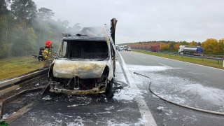 Pożar dostawczaka na autostradzie A1 w Otłoczynie. Jedna osoba jest poszkodowana [zdjęcia]