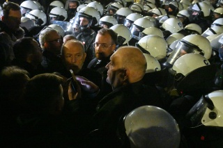 Prezydent Nawrocki wszedł nocą do Trybunału Konstytucyjnego. Pod budynkiem tłum i policja [zdjęcia]