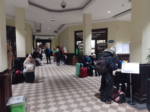 Pasażerowie utknęli na dworcu w Toruniu Kilkugodzinne opóźnienia przez oblodzoną trakcję