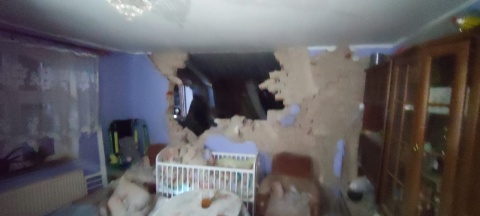 Nocny wybuch pieca w Nowej Wsi Królewskiej. Ściana runęła na łóżeczko śpiącego dziecka