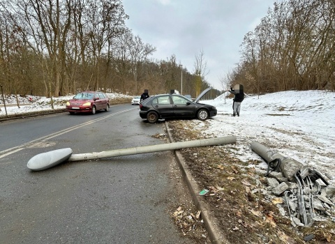 Samochód osobowy przewrócił latarnię przy Szosie Okrężnej w Toruniu [zdjęcia]