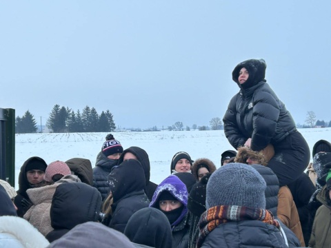 Tłumy przed bramą do schroniska Zielone Pole w Ostrowitem. Doda przywiozła budy [zdjęcia]
