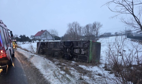 Kolejny atak lodu w Kujawsko-Pomorskiem Pod Grudziądzem przewrócił się autobus [zdjęcia]