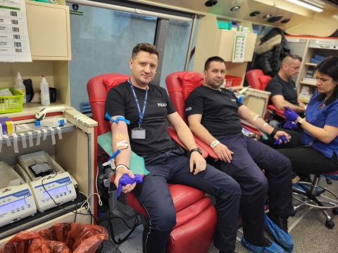 Oddają krew, a w zamian dostają satysfakcję i euforię. Akcja policjantów z Grudziądza