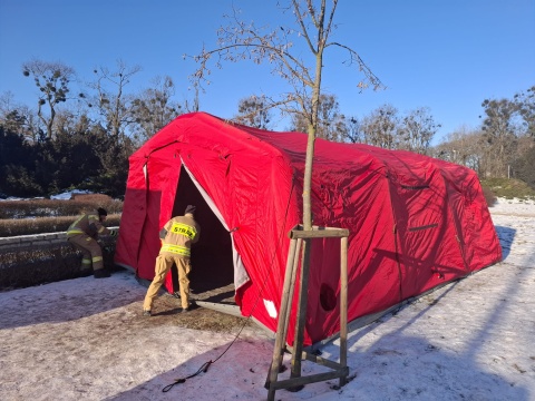Mróz i wiatr wzięły nas w silny uścisk. W Toruniu ustawiono koksowniki i ogrzewane namioty [wideo, zdjęcia]
