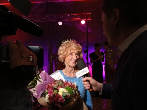 Przyszła tylko dla zabawy, a wyszła z tytułem królewskim. Anna Fabiszak jest Miss 80 [wideo]