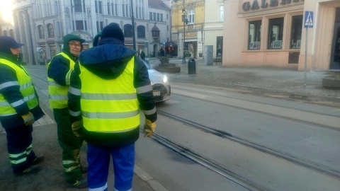 Pożar torowiska tramwajowego w centrum Bydgoszcz. Działało tam pogotowie gazowe [aktualizacja]