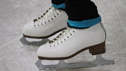 Pierwsze koty za płoty na ZIO. Łyżwiarze z Torunia rozpoczęli starty sportowców z naszego regionu